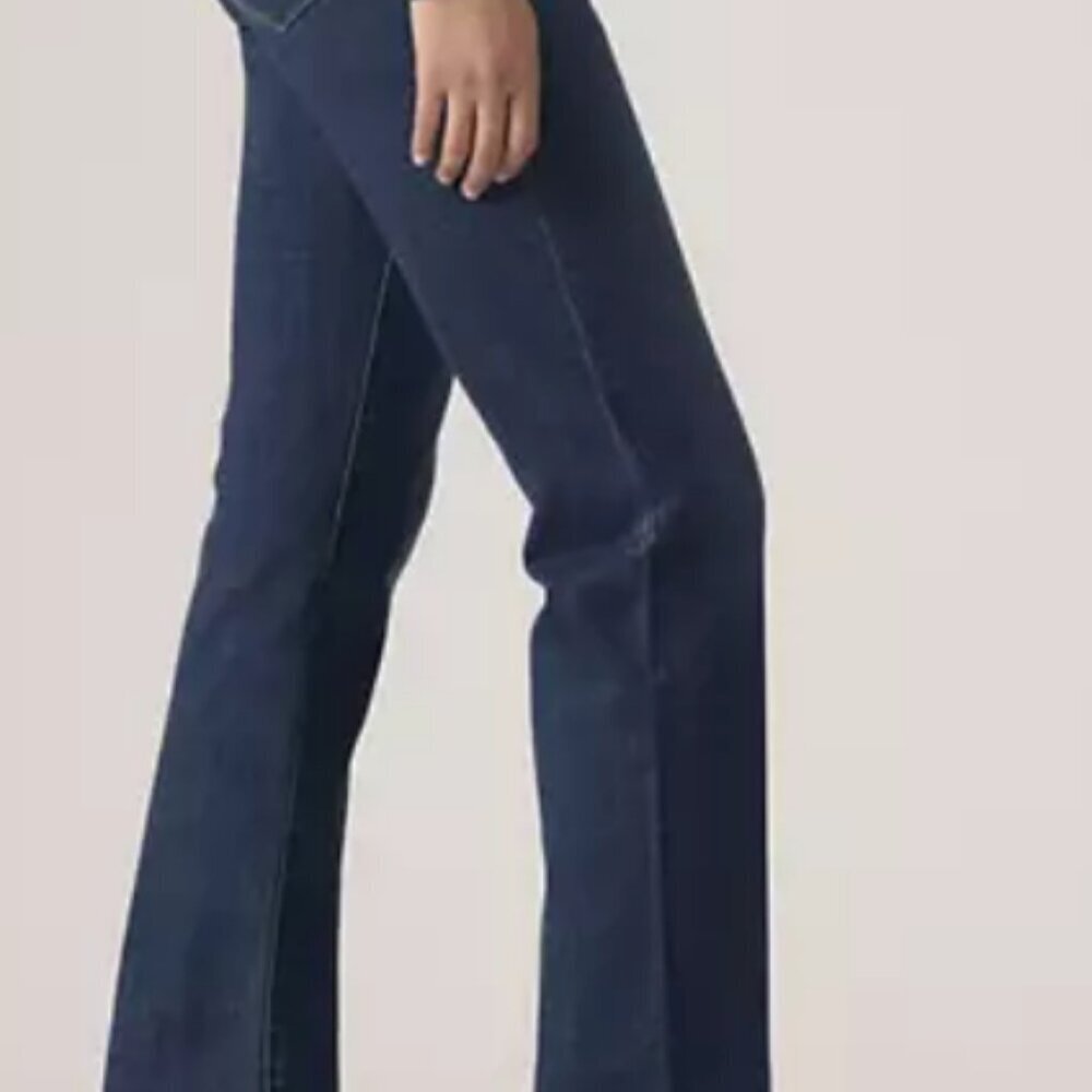 Levi’s Totally Shaping Straight Jeans Women’s W32 L30 Medium Wash Stretch Denim - Picture 4 of 5